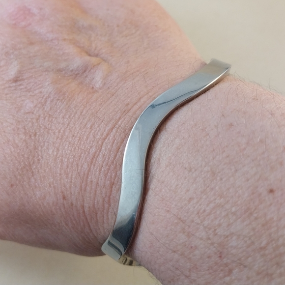 Elegant Sterlig Silver Wave Bangle - Picture 14 of 14